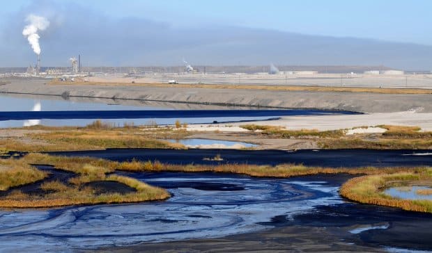 Tar sands oil extraction