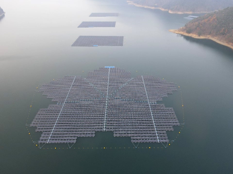 floating photovoltaic (FPV) at the Hapcheon dam in South Gyeongsang province of South Korea-1