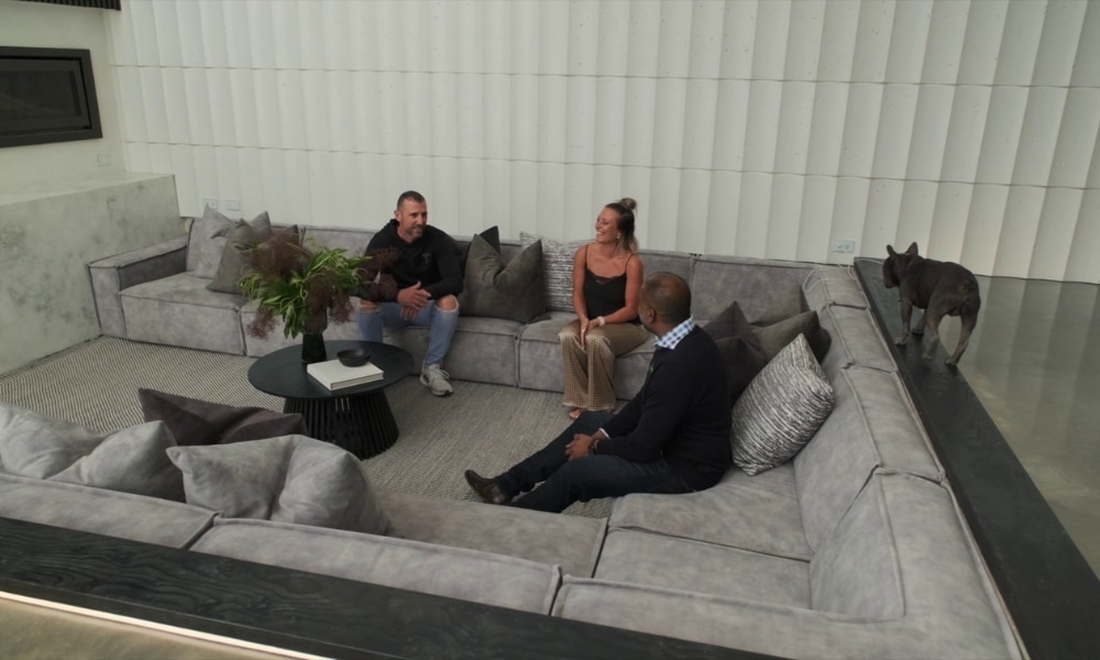 OHA S07E02 loungeroom