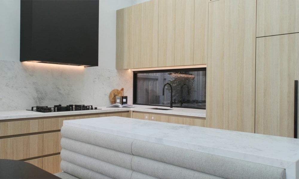Kitchen with space-saving island bench
