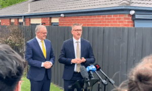 Prime Minister Albanese and Julian Hill MP visit Melbourne south-east home
